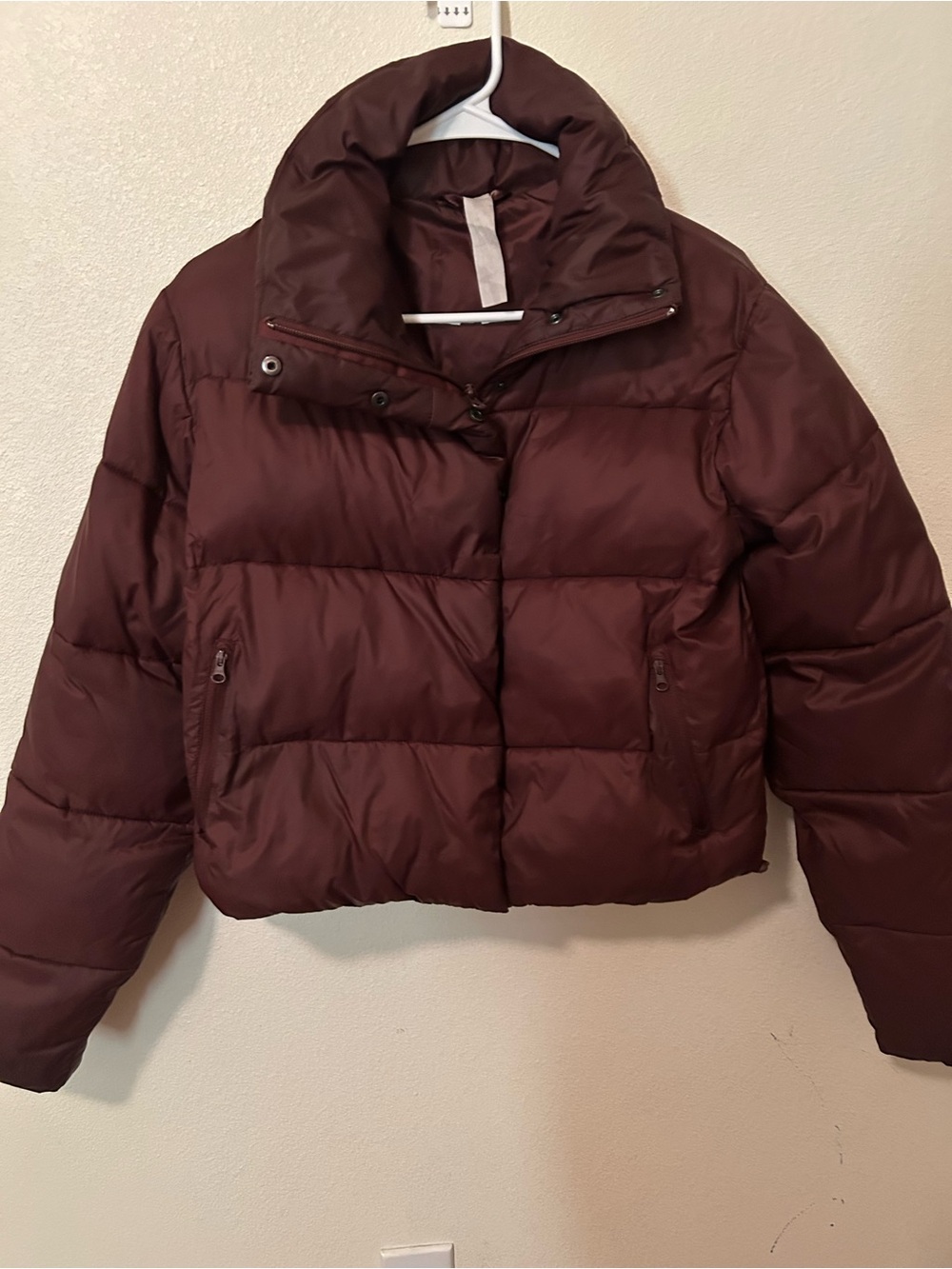 ALO Yoga Women's Maroon Cropped Puffer Jacket - Picture 5 of 7